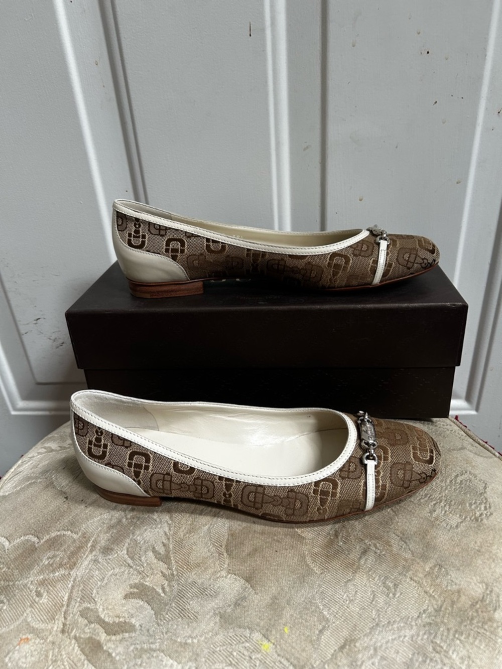 Gucci Women's jacquard ebony Beige  Logo-Pattern Flats with White Trim Sz39.5
